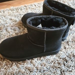**BRAND NEW**Ugg Mini Boots